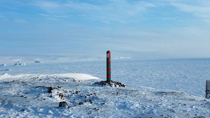 A post marking the Arctic border of the Russian Federation beside the Barents Sea | Anna Andrianova/Bloomberg