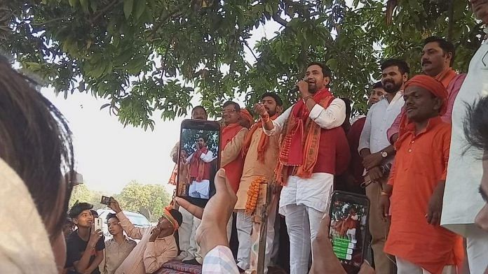 At a nukkad sabha in Bhimbar area Bhojpuri singer-turned-politician Dinesh Yadav alias Nirahua who has been fielded from Azamgarh by the BJP.