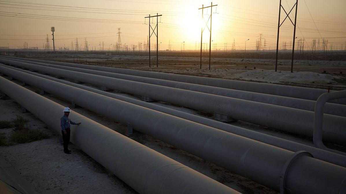 Oil Futures Sink Into Trade-War Turmoil as Brent Slips Below $70