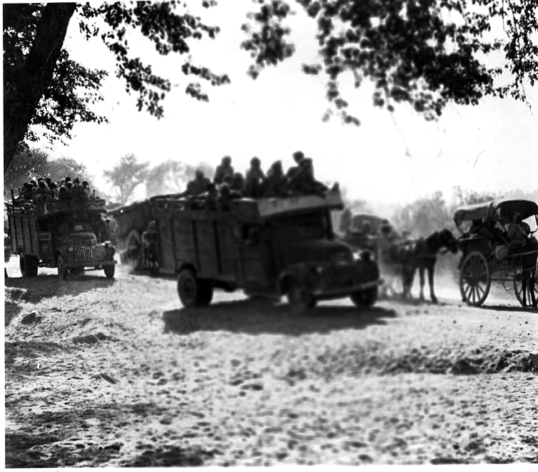 Migrants from then West Pakistan cross over to India in buses, tongas, and bullock-carts. | Commons