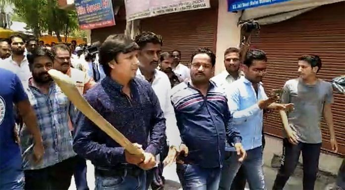 In this video still BJP MLA Akash Vijayvargiya is seen assaulting a civic official with a cricket bat in Indore