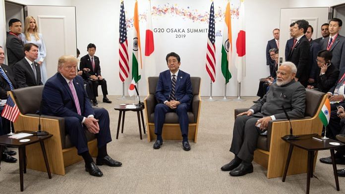 US President Donald Trump, left, Shinzo Abe, Japan's prime minister, center, and Narendra Modi at G-20 summit in Osaka, Friday| Photo: Carl Court | Bloomberg