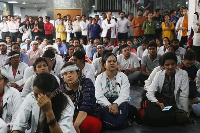 Doctors in AIIMS, Delhi stage a peaceful protest. | Photo: Manisha Mondal | ThePrint