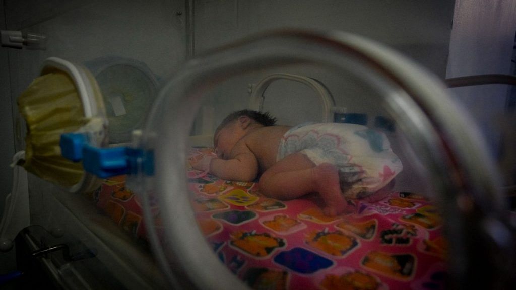 A newborn baby in an incubator (Representational image) | Photo: Adriana Loureiro Fernandez | Bloomberg
