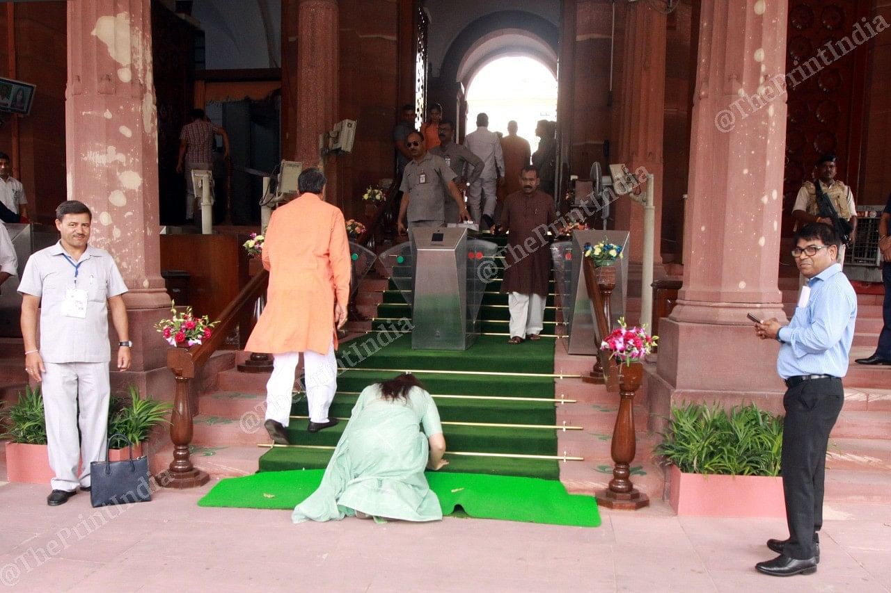 Amravati constituency MP Navneet Kaur bows before entering Parliament for the first time