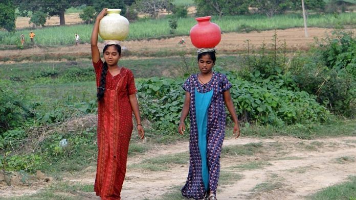 Rural women carrying water. (Representational Image) | Pixabay