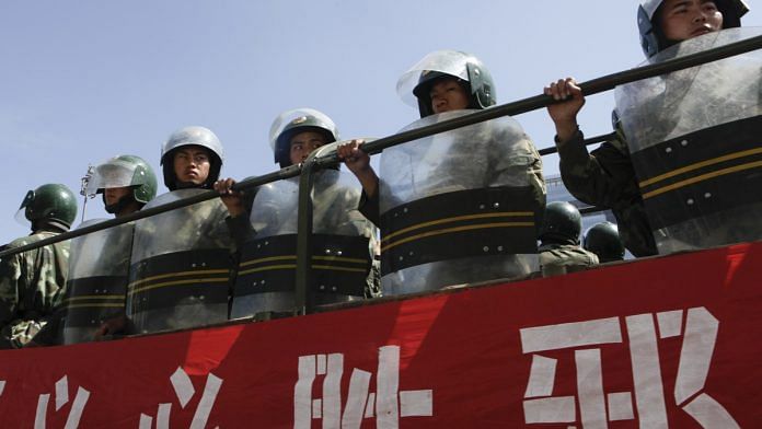 Paramilitary police in Urumqi, Xinjiang province, China | Photo: Nelson Ching/Bloomberg News