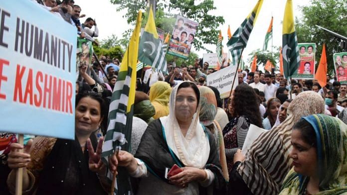 Pakistanis protesting against India's decision to abrogate Article 370 and bifurcate J&K into two union territorie