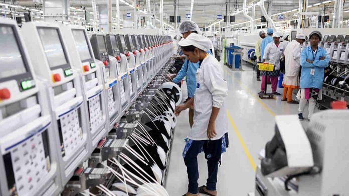 Employees at a mobile phone plant in Sriperumbudur | Photo: Karen Dias | Bloomberg
