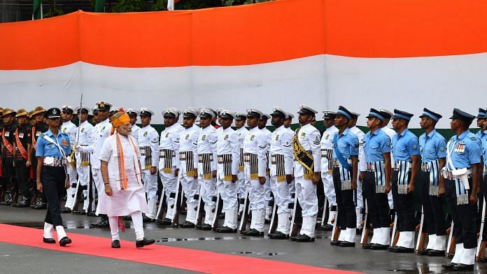 Narendra Modi inspecting the Guard of Honour at Red Fort on the occasion of 73rd Independence Day | PIB