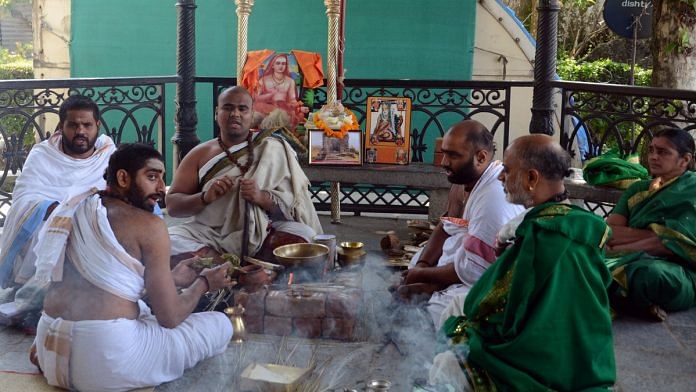 Priests and devotees offer prayers at Shankaracharya Temple in Srinagar | ANI