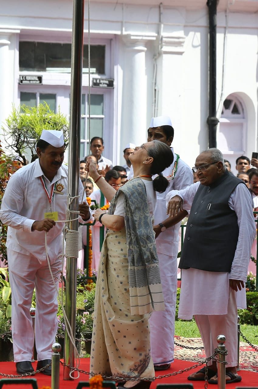 Sonia Gandhi hoisting the national flag at Congress headquarters on August 15. | Photo: Suraj Singh Bish