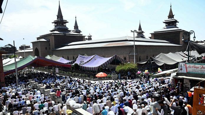 File Photo- Kashmiri muslims pray at Kashmir's grand mosque Jamia Masjid in the old city of Srinagar | ANI Photo