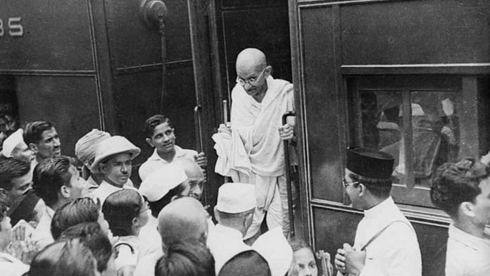 Crowd greets Mahatma Gandhi at a station | Wikimedia Commons