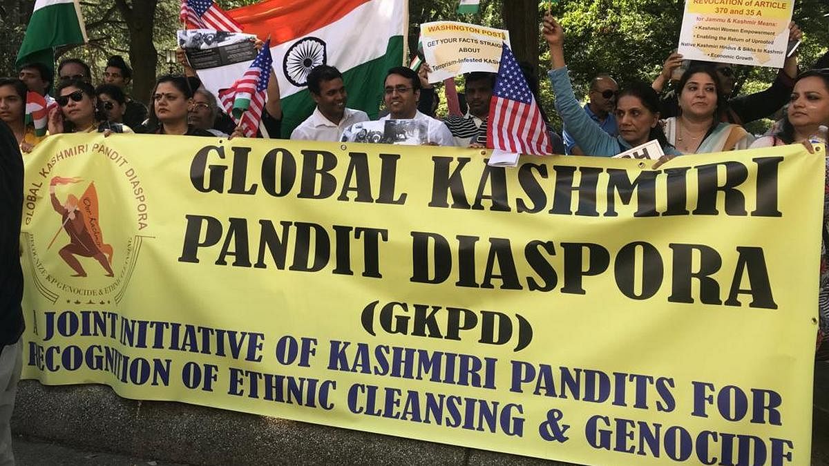 Kashmiri-pandits-US-protest-yellow-banner Kashmiri-pandits-WaPo-protest