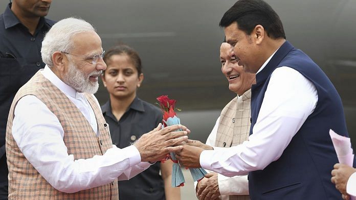 Prime Minister Narendra Modi being welcomed by Chief Minister of Maharashtra Devendra Fadnavis
