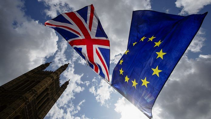 British Union flag and the European Union (EU) flag outside the Houses of Parliament in London | Photo: Luke MacGregor | Bloomberg