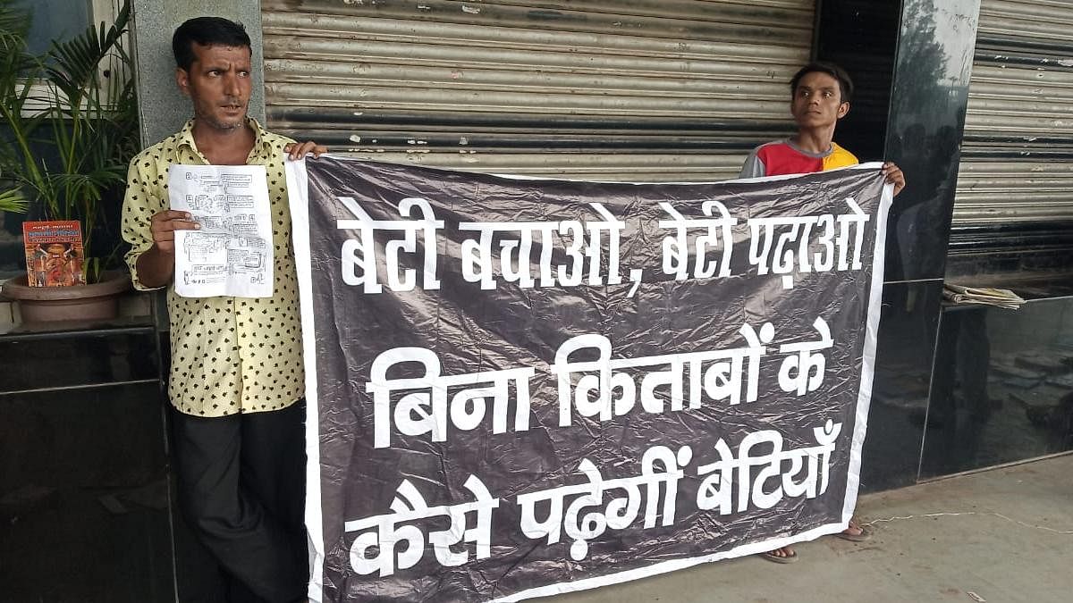 Book vendors protesting at Daryaganj. | Krishna Murari/ThePrint