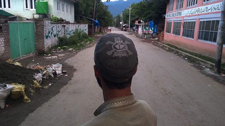 How Kashmir’s getting by — dark humour, scars of a missed Eid & apples sold for a pittance
