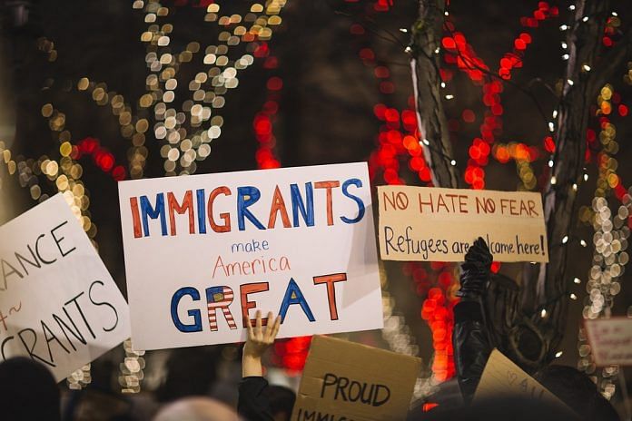 People in the US carry placards calling for pro-immigration policies | Photo: Pixel