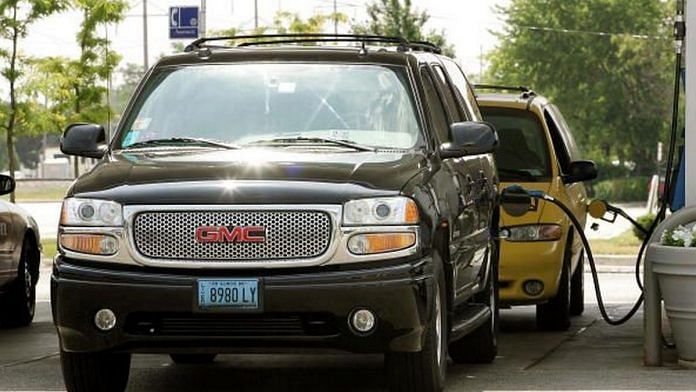A GMC sport utility vehicle limousine and a taxi van are fueled at a Mobil gas station June 28, 2005 in Des Plaines, Illinois | Tim Boyle | Bloomberg/Getty Images
