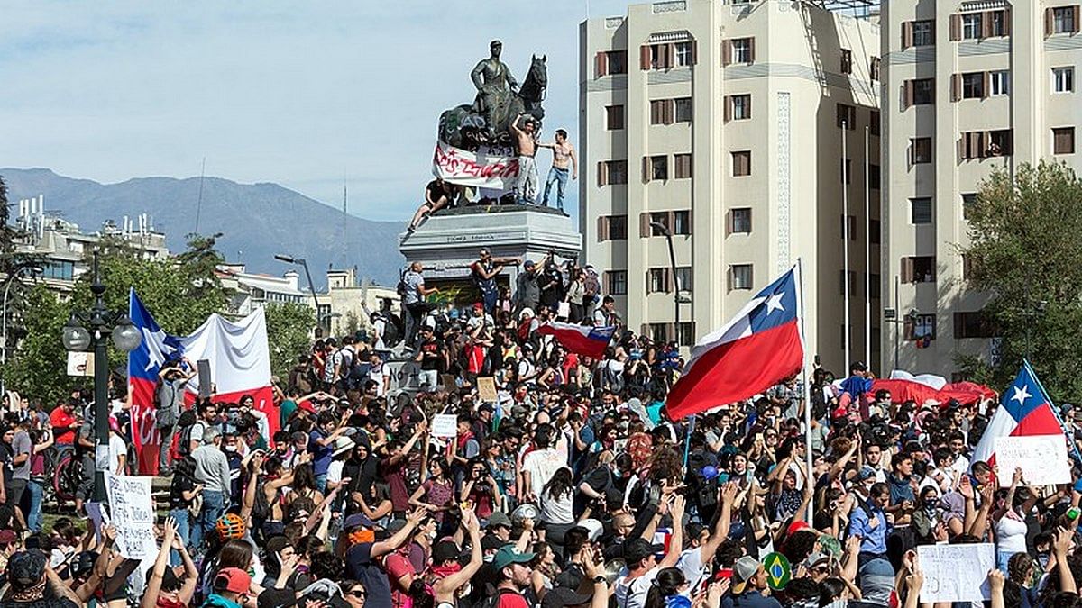 Protests at Plaza Baquedano in Santiago, Chile | Commons