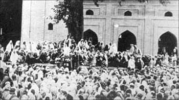 Kashmiris mourning the killing of 13 July 1931 martyrs in the compound of historic Jamia Masjid, Srinagar. | Commons