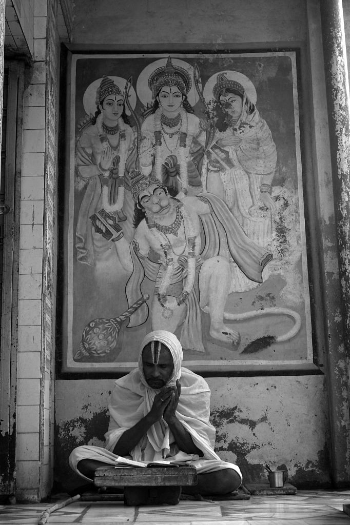 Priest recites prayers in front of a representation of Ram, Sita, Laxman and Hanuman at Choti Chavni in Ayodhya, 2004 | Photograph by Prashant Panjiar