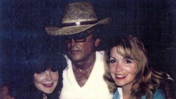 Robert Evans with Jennie Frankel and Terrie Frankel | Wikimedia Commons