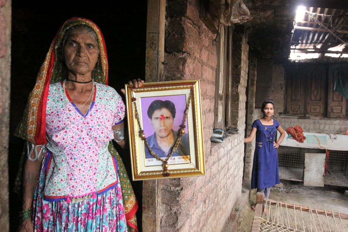 Second village: Bothboadam, Yavatmal -- Miti Bai with a photo of her son Vilas Teja Rathod, who committed suicide. Along with his daughter.
