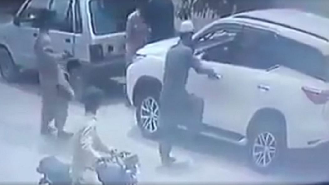 Video from Pakistan shared as Muslim youths robbing couple in Mumbai