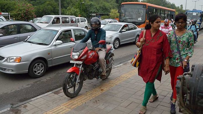 Vehicles on Delhi road | Wikimedia Commons
