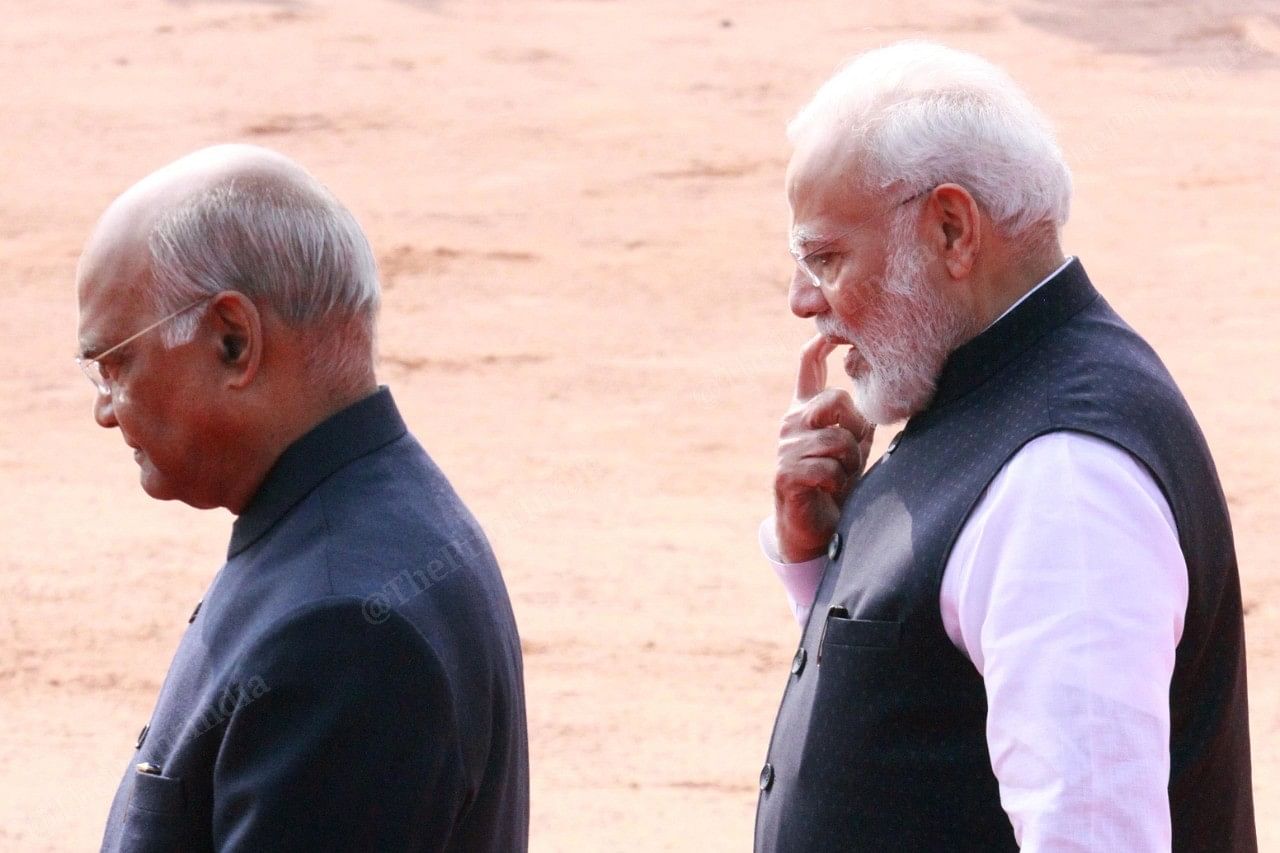 President Ram Nath Kovind (left) and PM Narendra Modi (right) waiting to receive the Sri Lankan president