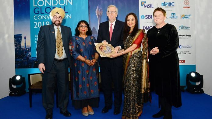 Shallu Jindal receiving the Golden Peacock Award | JSPL