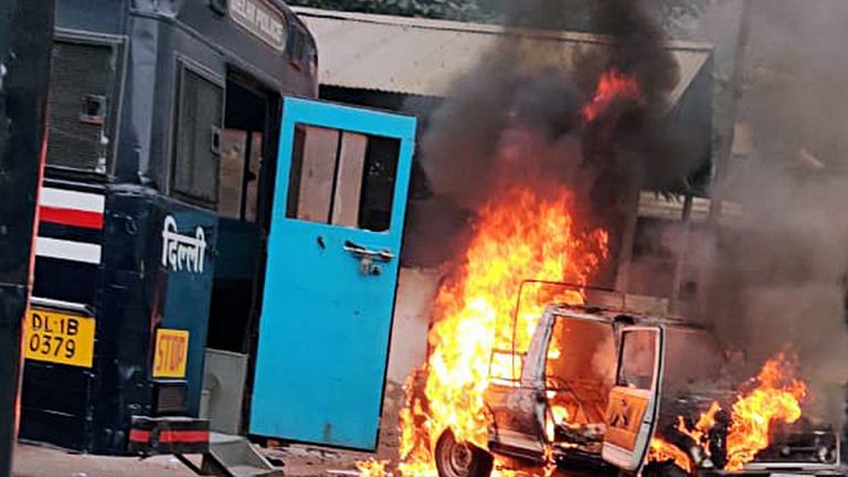 Row over parking leads to clash between lawyers & police at Tis Hazari, police car burnt