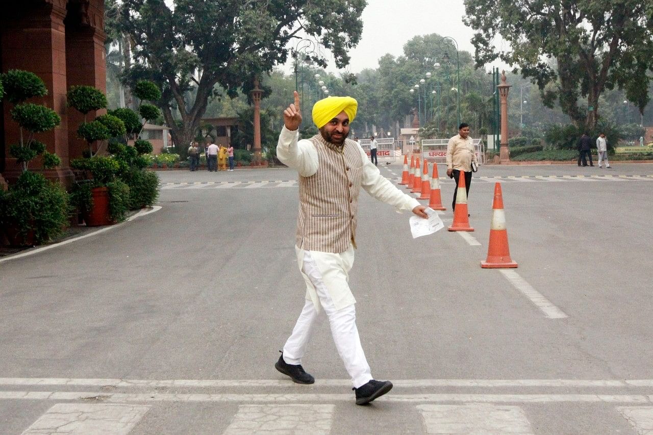 Lok Sabha MP from Sangrur Bhagwant Mann paired his outfit with a yellow turban