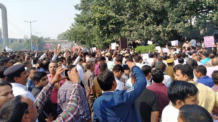 Policemen protest outside the Delhi Police headquarter at ITO in New Delhi