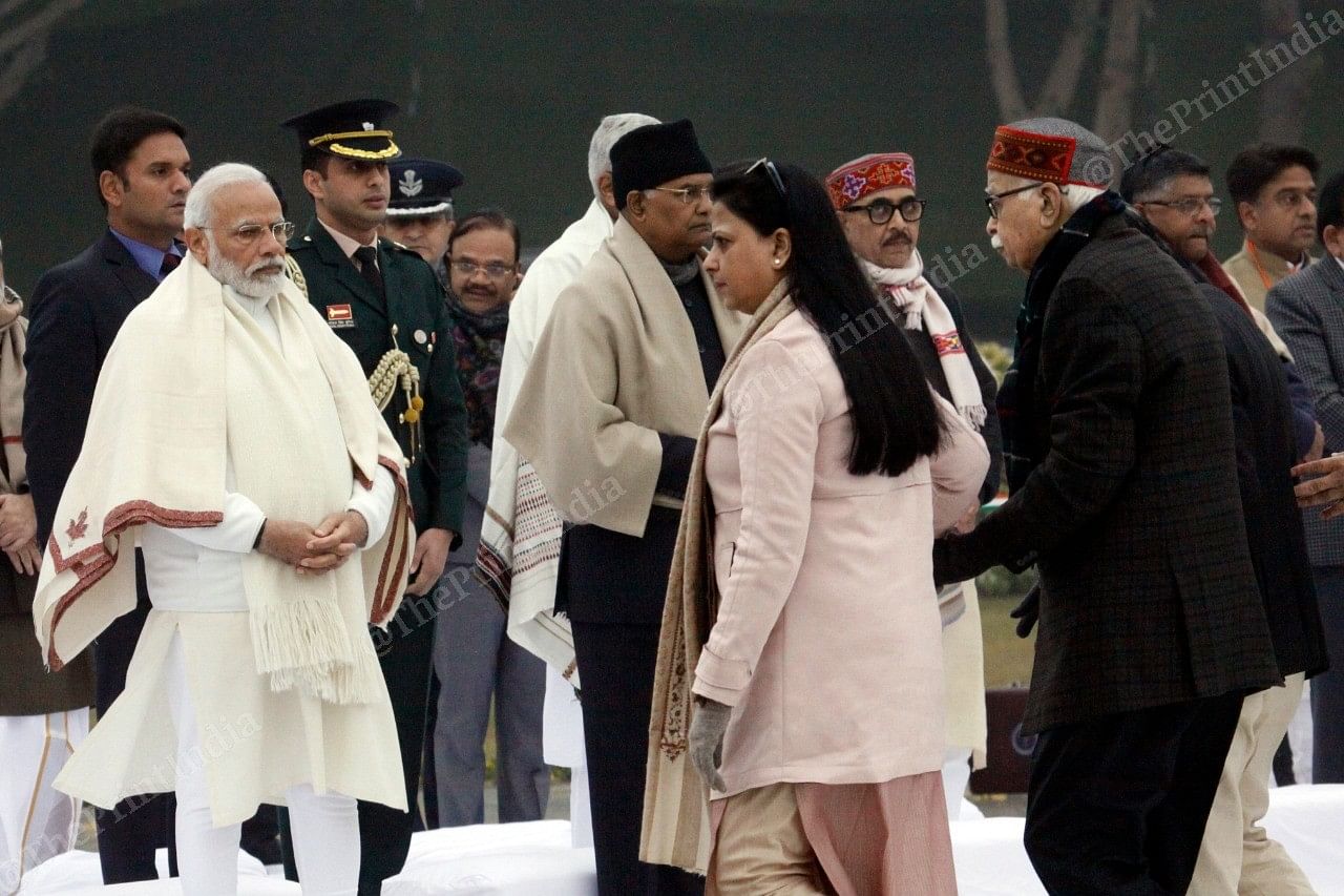 Pratibha Advani help L.K. Advani while PM Modi stand | Photo: Praveen Jain | ThePrint