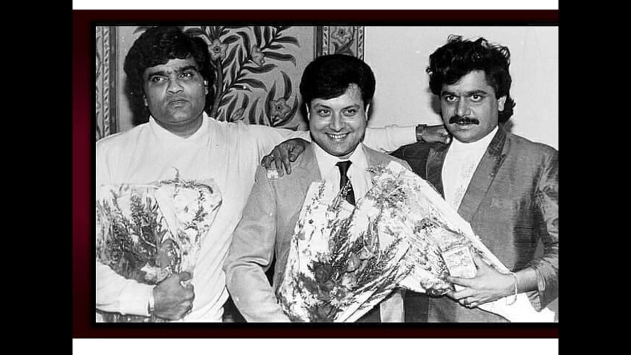 Laxmikant Berde with other actors at a party