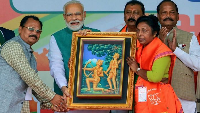 File photo | Narendra Modi being presented with a memento from Jharkhand Welfare Minister Louis Marandi and CM Raghubar Das during election campaign rally in Dumka, Jharkhand | PTI