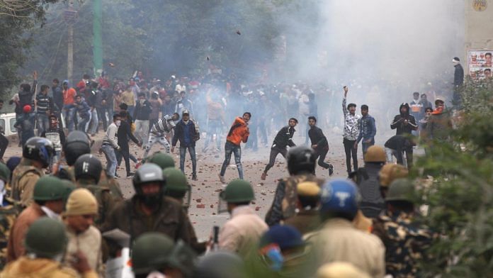 Protestors at Seelampur throwing stones at policemen