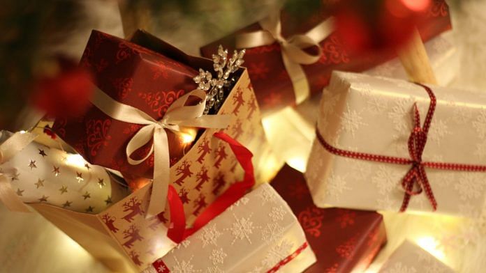 Gifts_Holiday season_Christmas_Present