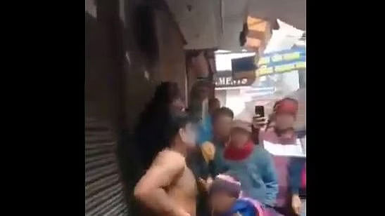 enkelt gang Soar Konflikt Man stripped naked, beaten for 'teasing' minor girls in viral video is not  Muslim