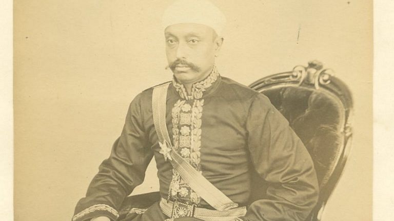 Salar Jung and Nizam of Hyderabad kept waiting for a gift for supporting British in 1857