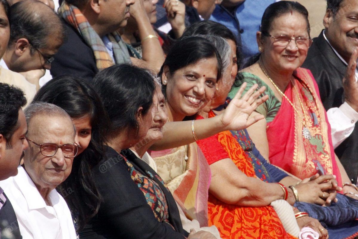 Arvind Kejriwal's wife Sunita Kejriwal waves at the media | Photo: Praveen Jain | ThePrint