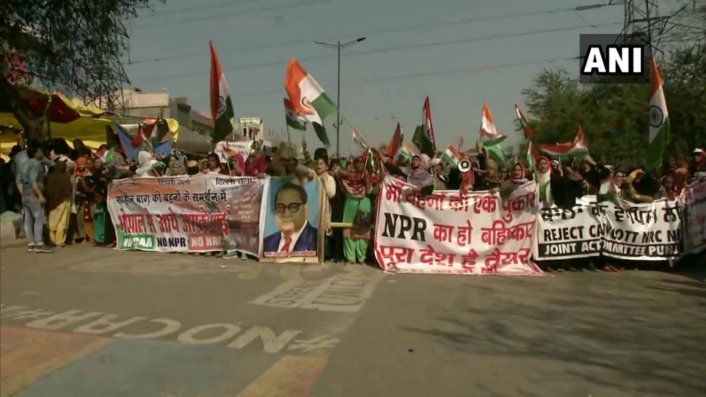 Protesters begin march from Shaheen Bagh towards Home Minister Amit Shah's residence | ANIPix