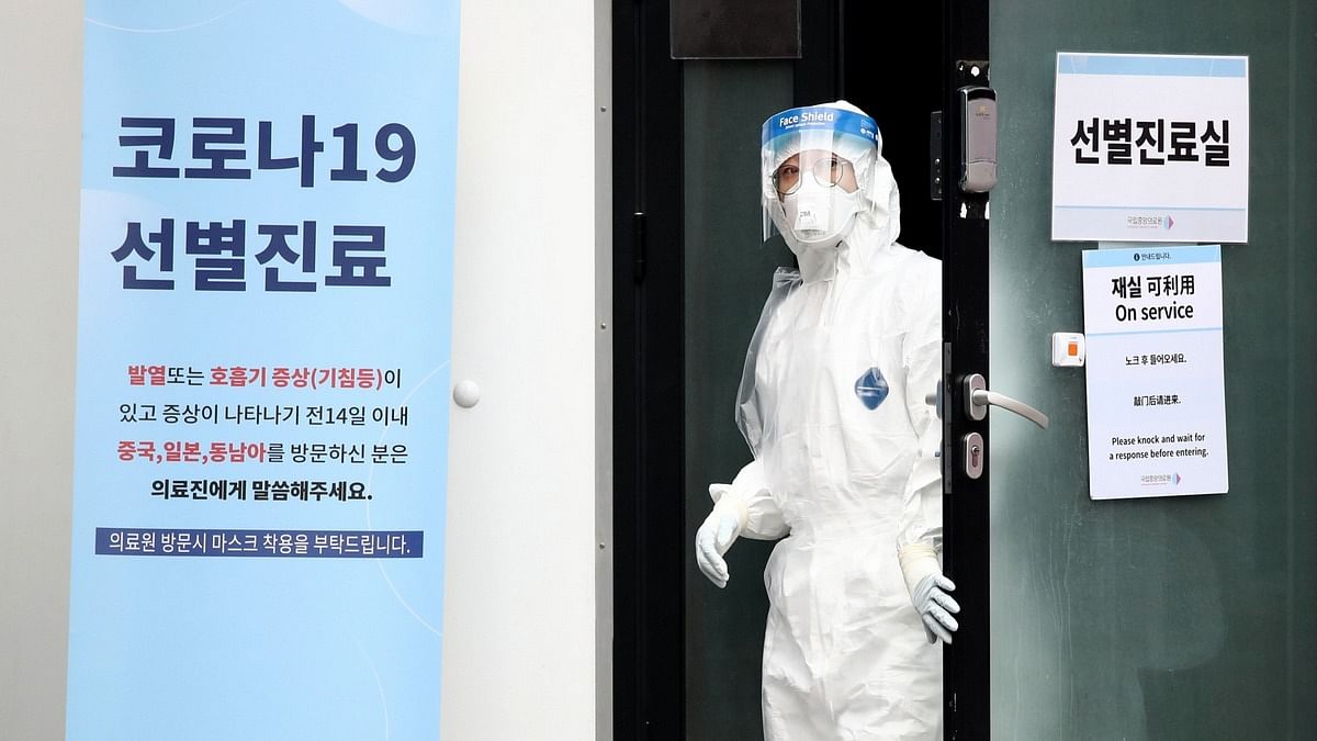 A medical professional is seen at a preliminary testing facility at the National Medical Center in Seoul | Photo: Bloomberg via Getty Images