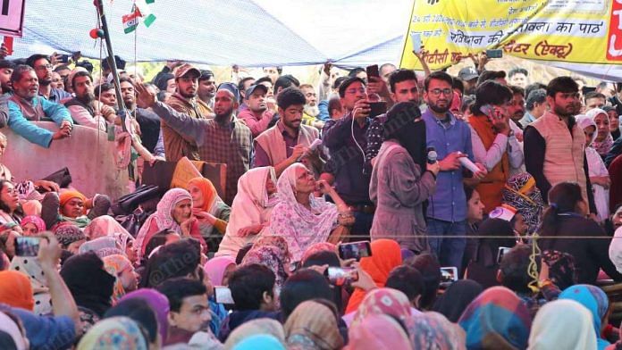 Protesters listen to the Supreme Court-appointed interlocutors at Shaheen Bagh | Manisha Mondal | ThePrint