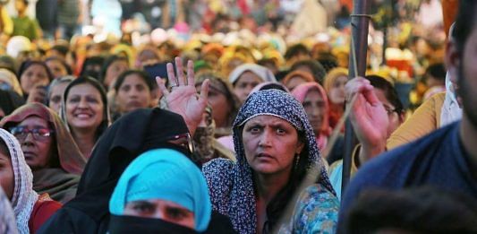 Women protesters listen to the Supreme Court-appointed interlocutors at Shaheen Bagh on 19 February 2020 | Manisha Mondal | ThePrint