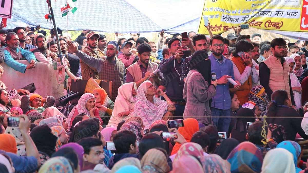 Protesters listen to the Supreme Court-appointed interlocutors at Shaheen Bagh | Manisha Mondal | ThePrint